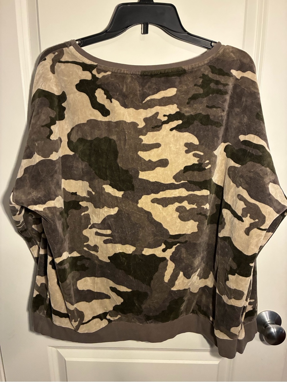 New York & Company Camouflage Crewneck Velour Sweatshirt in neutral tones XL - Picture 2 of 3